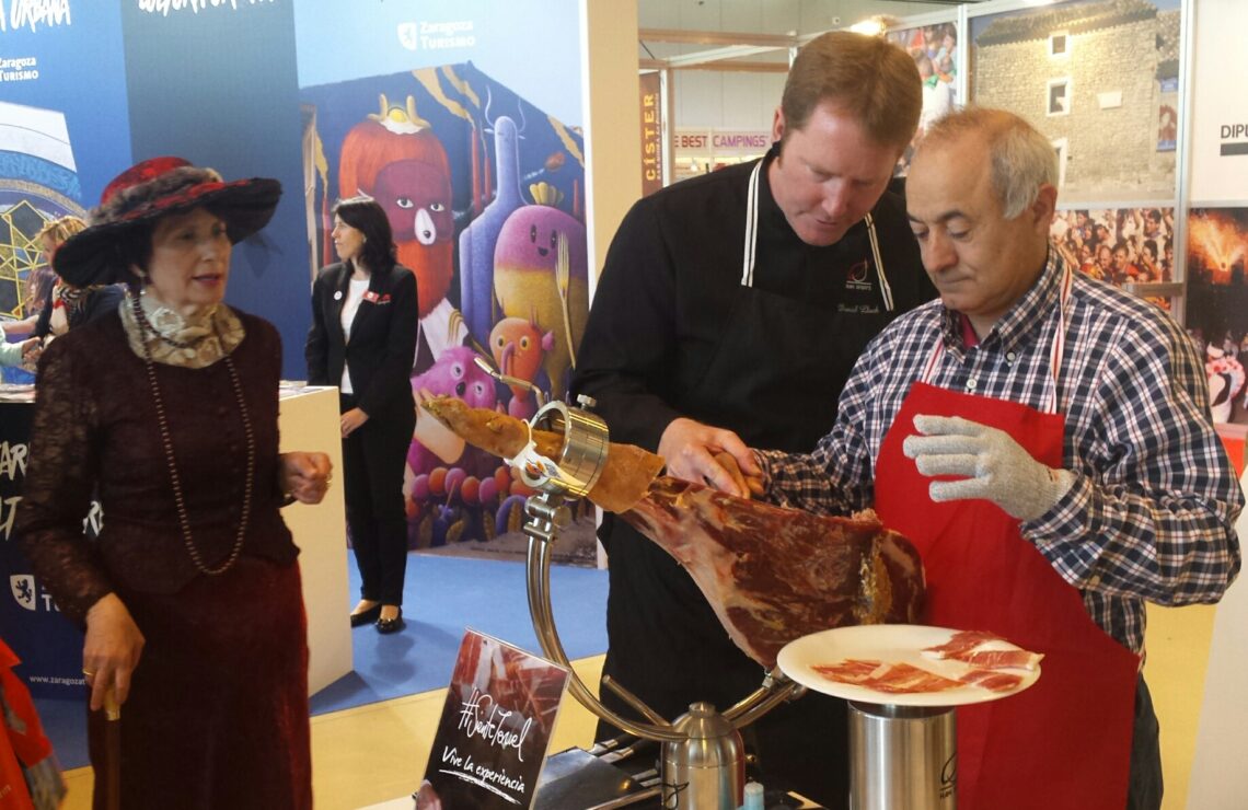 #SienteTeruel en FITUR 2018. Practicando el corte de Jamón de Teruel